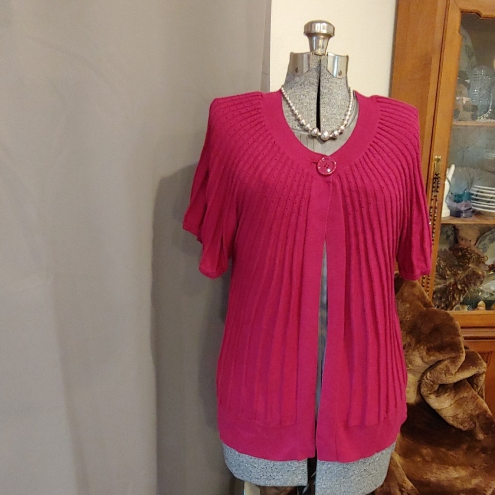 Yvos Fuchia Short Sleeve One button Sweater